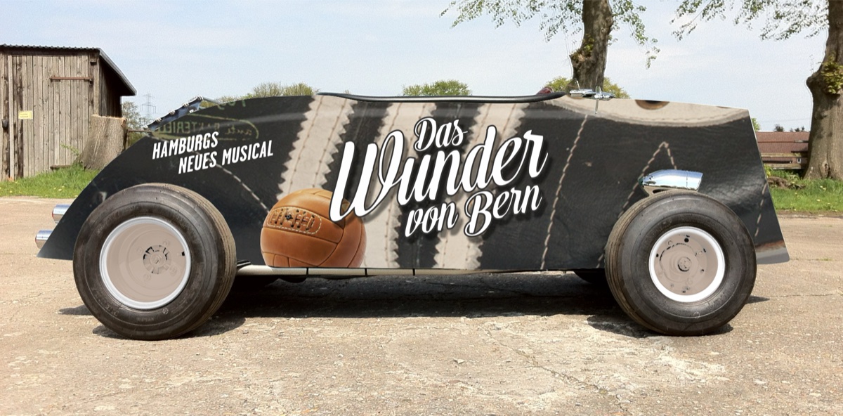 Vollverklebtes Werbefahrzeug für das Musical Das Wunder von Bern, Seitenansicht