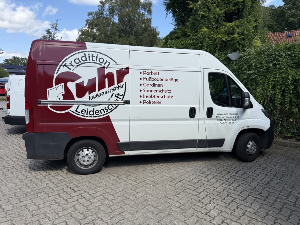 Beschrifteter Firmenwagen mit Logo und Leistungsübersicht