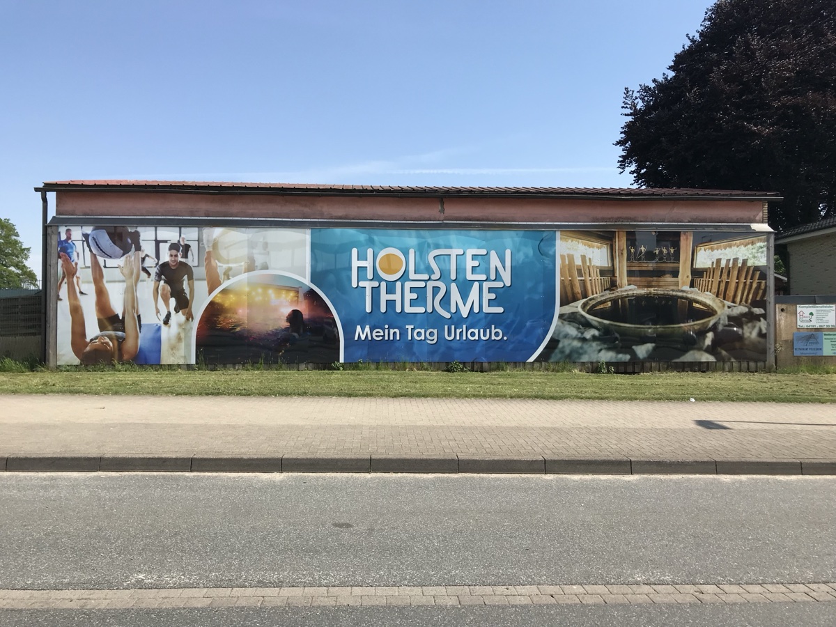 Großformatiges Werbebanner der Holstentherme an einer Gebäudefassade