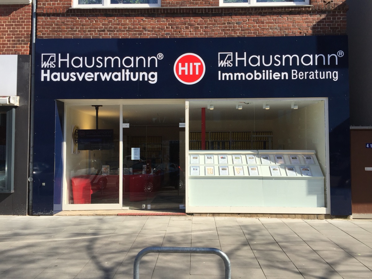 Beschriftete Ladenfront von WHS Hausmann Immobilien